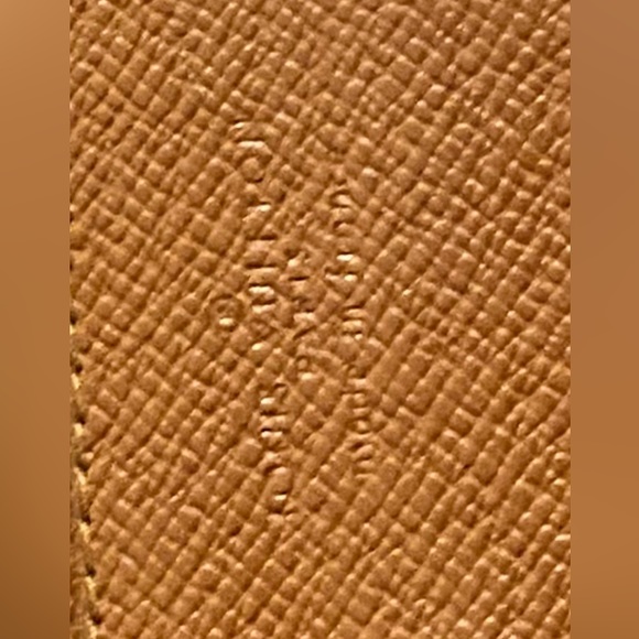 LV Preloved Money Holder IPhone Agenda Holder/Credit Card/Wallet - Picture 6 of 7